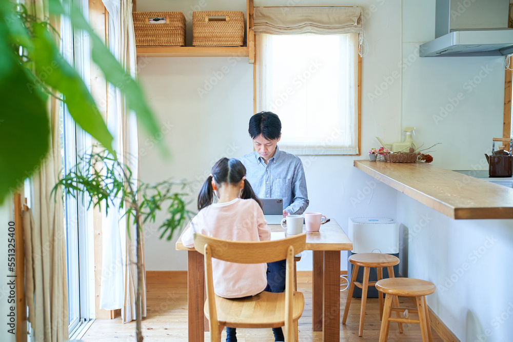 テレワークする父親とお絵描きしている女の子 テレワークする父親とお絵描きしている女の子