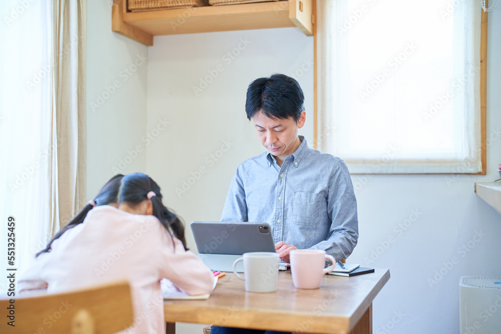 テレワークする父親とお絵描きしている女の子 テレワークする父親とお絵描きしている女の子