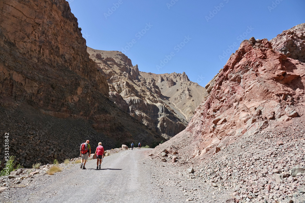 La grande traversée de l’Atlas au Maroc, 18 jours de marche. Vallée de la Tessaout, village d'Amerzi, village perché d'Ichbaken, Aït Hamza et Aït Ali Nitto