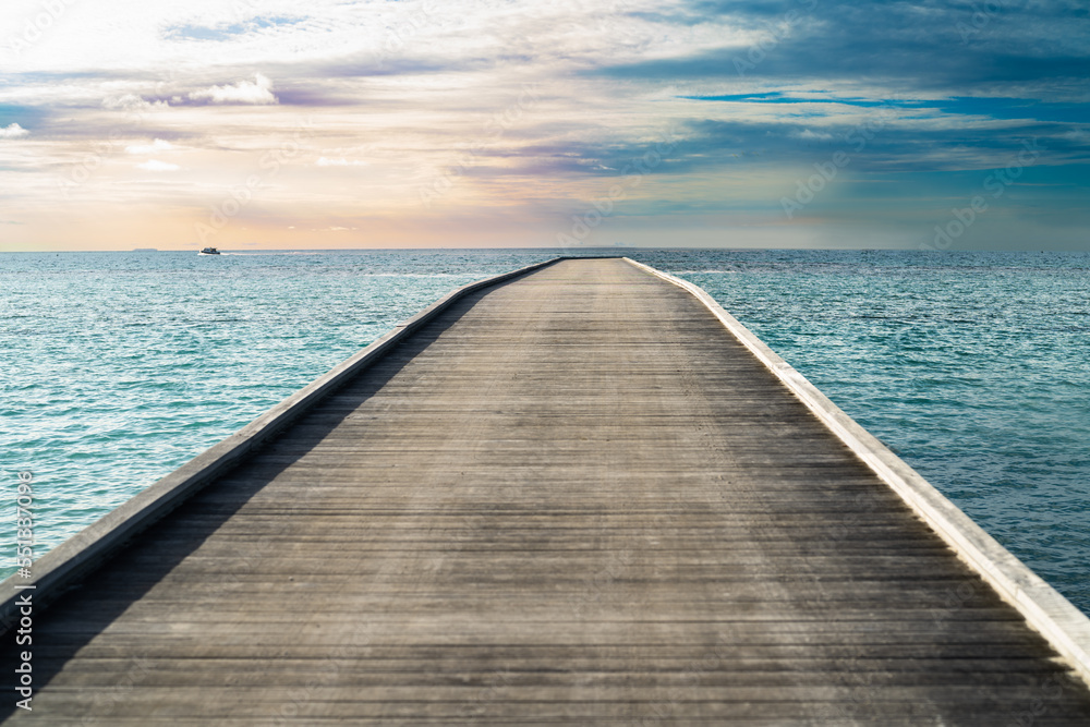 Obraz premium Wooden Water Pier. Beautiful Sea Landscape