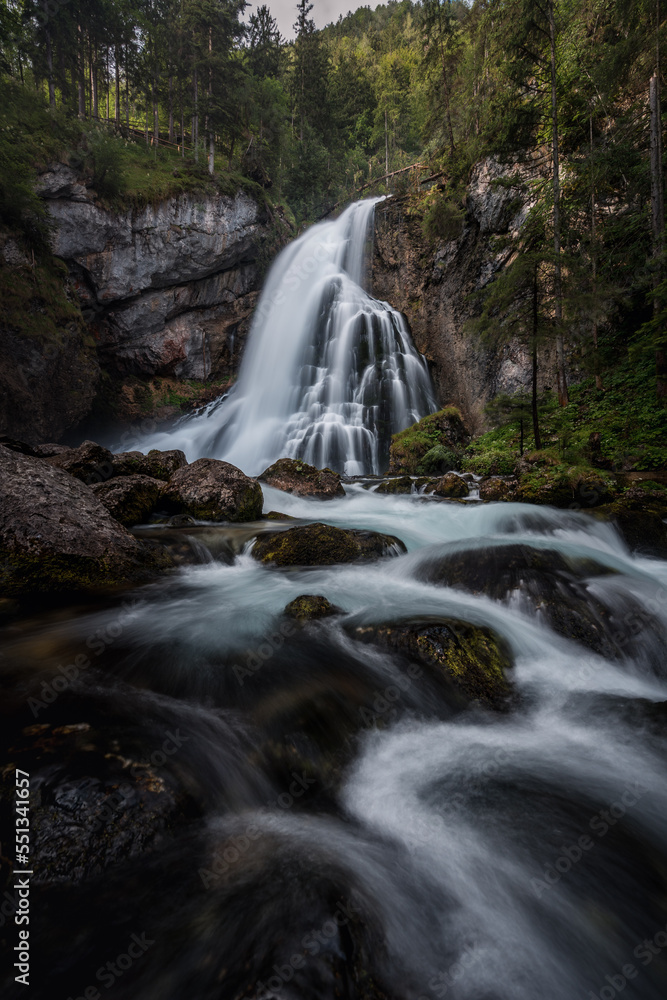 Fototapeta premium Wasserfall mit Bachlauf im Sommer.