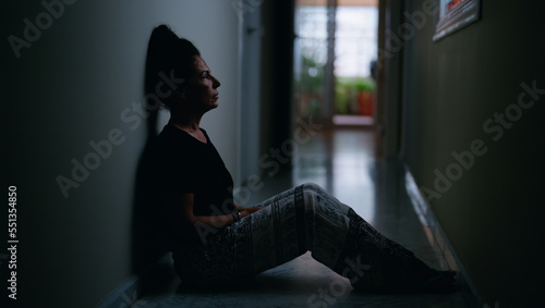 Obraz na plátně Middle age hispanic woman suffering for domestic violence with bruise on eyes si