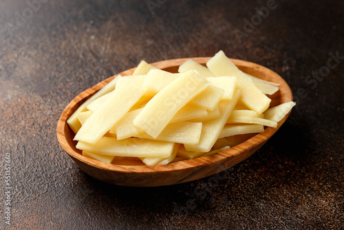 Foto Sliced canned bamboo shoots in wooden bowl