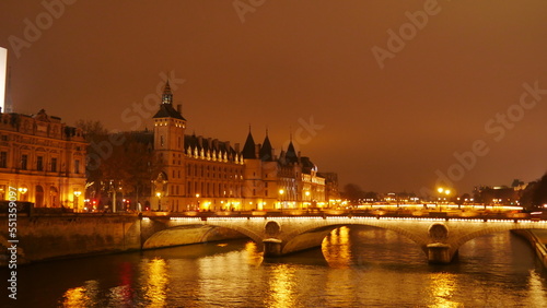 Promenade au bord de la Seine  pendant une nuit  e ou une soir  e    clairage avec des lampadaires jaunes  coin paisible et sombre  marche obscur