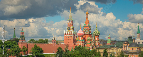 Canvastavla St. Basil's Cathedral and Kremlin Walls and Tower in Red square.