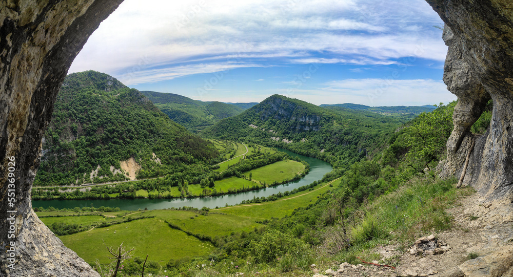 Obraz premium Vue sur la vallée de l'Ain depuis un abri sous roche