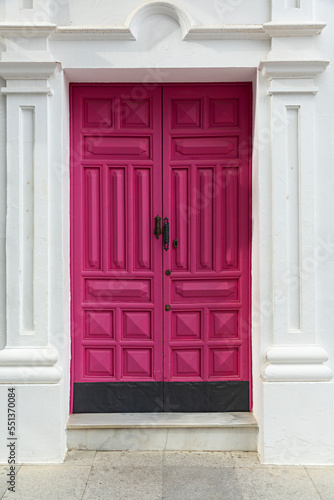Puerta de madera de color rosa. © Lola Fdez. Nogales