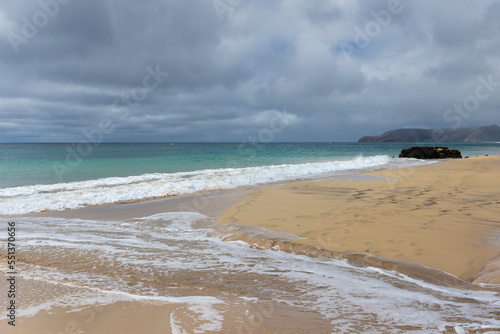 Wellen am Strand von Porto Santo