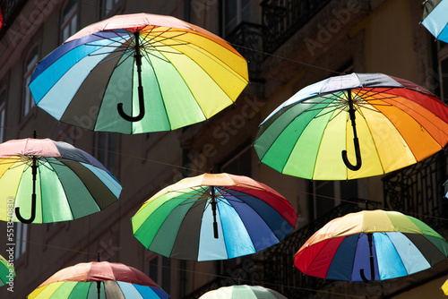 Bunte Regenschirme in der Rua Cor de Rosa in Lissabon
