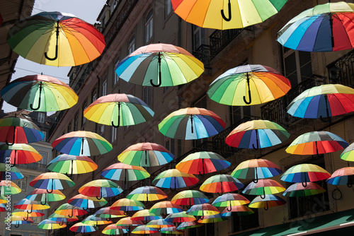 Bunte Regenschirme in der Rua Cor de Rosa in Lissabon