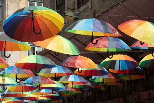 Bunte Regenschirme in der Rua Cor de Rosa in Lissabon