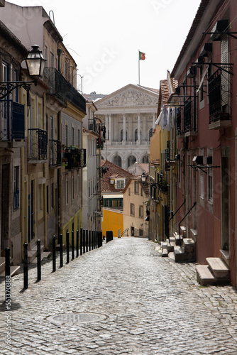 Enge Gasse in Lissabon mit Blick auf den Palácio de São Bento
