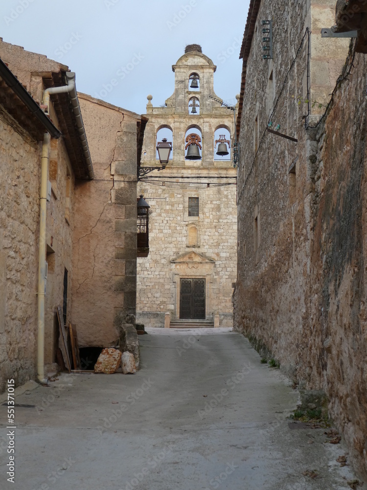 Calles del pueblo de Maderuelo, provincia de Segovia, España, arraigo de un tiempo de cristiandad
