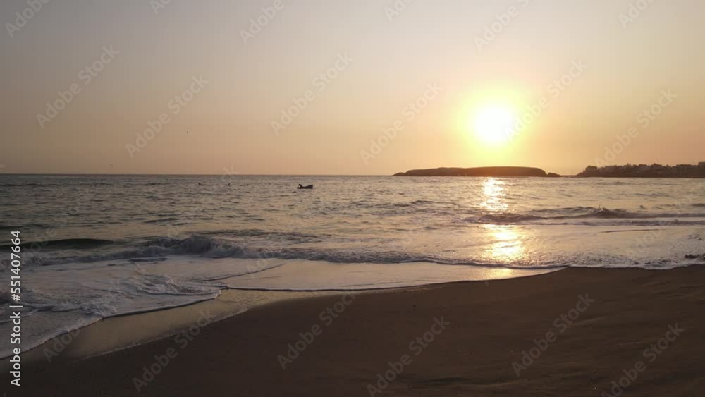 hermoso atardecer en la playa, junto a un bote de pesca hermoso atardecer en la playa, junto a un bote de pesca