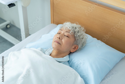 ベッドで眠る高齢者 入院患者 寝たきり老人