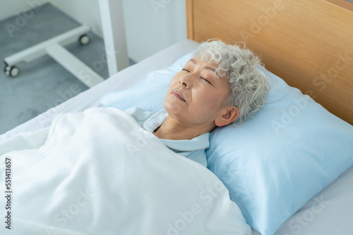 ベッドで眠る高齢者 入院患者 寝たきり老人