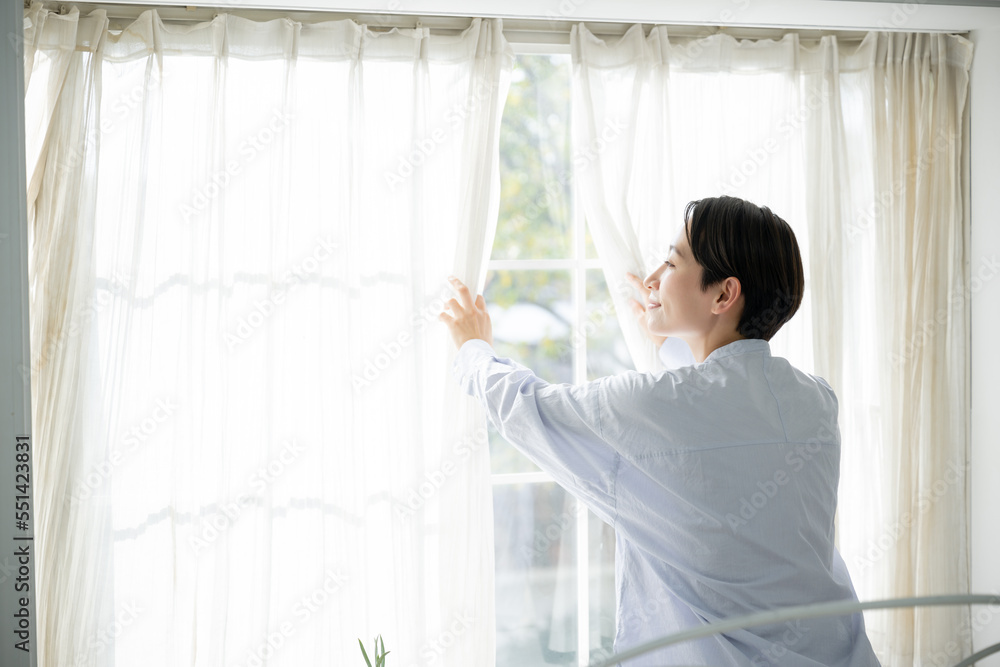 空気の入れ替えをする女性の横顔 空気の入れ替えをする女性の横顔