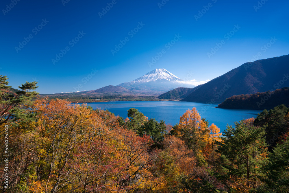 紅葉の本栖湖と冠雪した富士山
