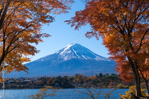 紅葉の河口湖と冠雪した富士山