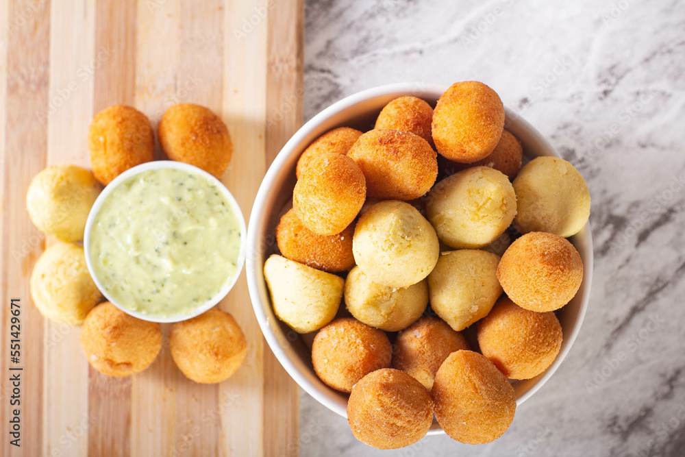 mix de mini salgados brasileiros típicos de festas de aniversário