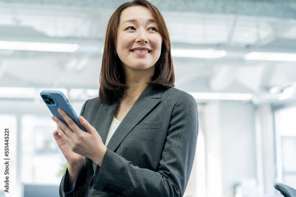 Fototapeta premium 携帯を触る日本人女性