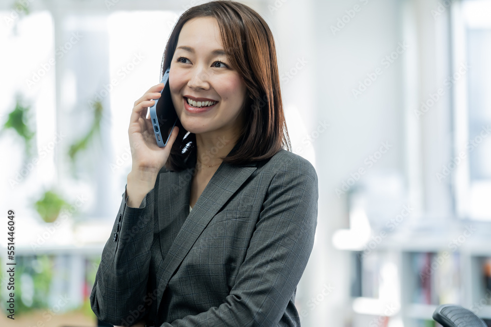 携帯で通話をする日本人女性 携帯で通話をする日本人女性