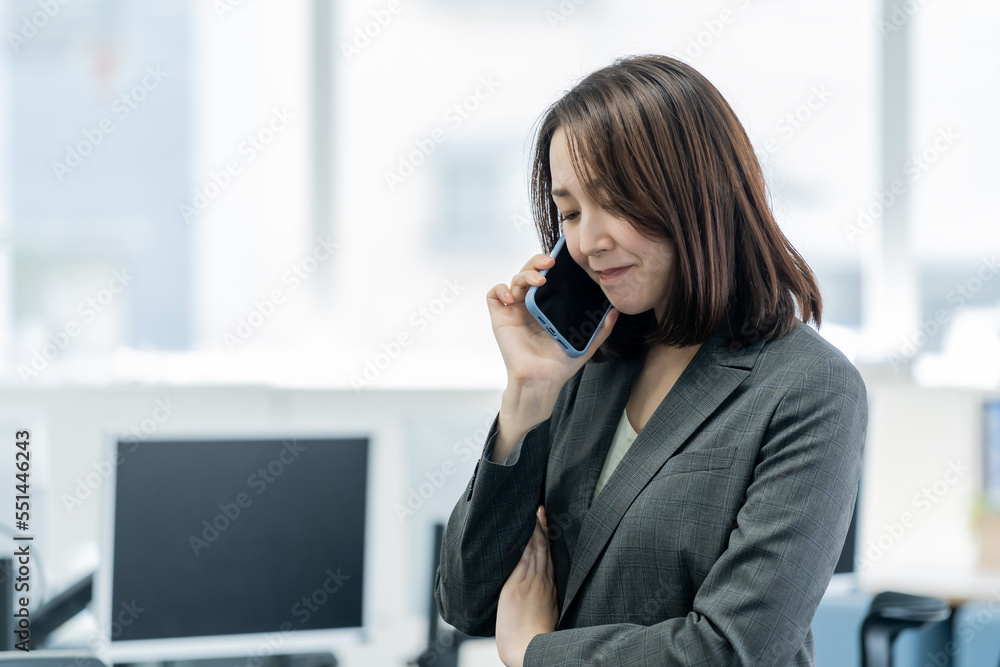 携帯で通話をする日本人女性 携帯で通話をする日本人女性