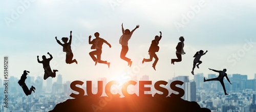人々と成功　サクセスストーリー　バナー・広告向け横長ビジュアル