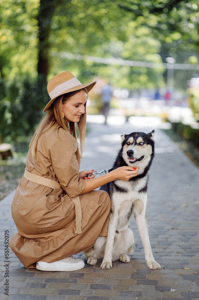 Obraz premium Young girl and husky