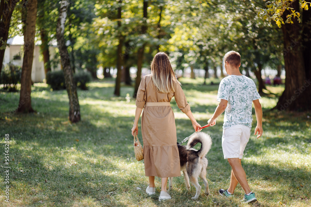 Obraz premium Young couple and husky