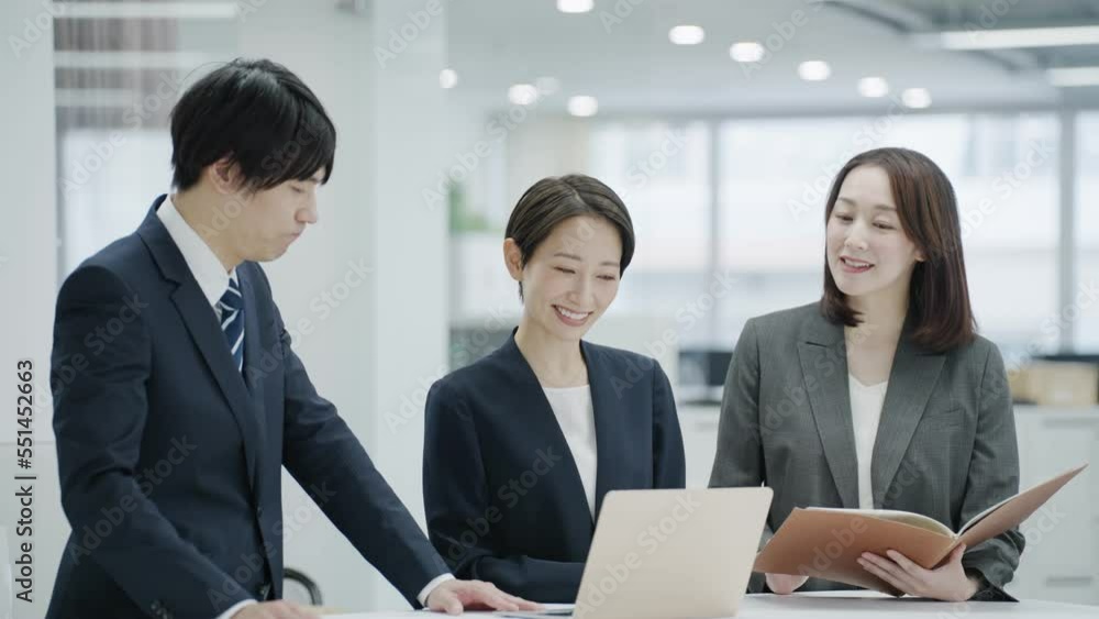 オフィスで働くビジネスマンたち(ビジネス・仕事・スーツ) オフィスで働くビジネスマンたち(ビジネス・仕事・スーツ)