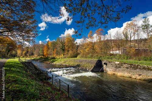 Petite chute d'eau sur la Broye à Moudon en automne