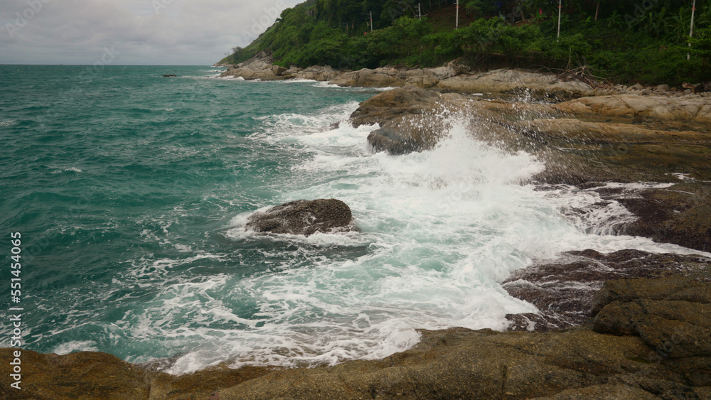 Obraz premium Extreme slow motion of beautiful ocean waves crashing into Rock