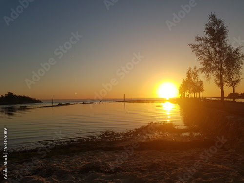 coucher de soleil au port reflétant sur l'eau