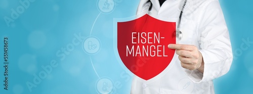 Eisenmangel. Arzt hält rotes Schutzschild umgeben von Icons im Kreis. Medizinisches Wort im Symbol