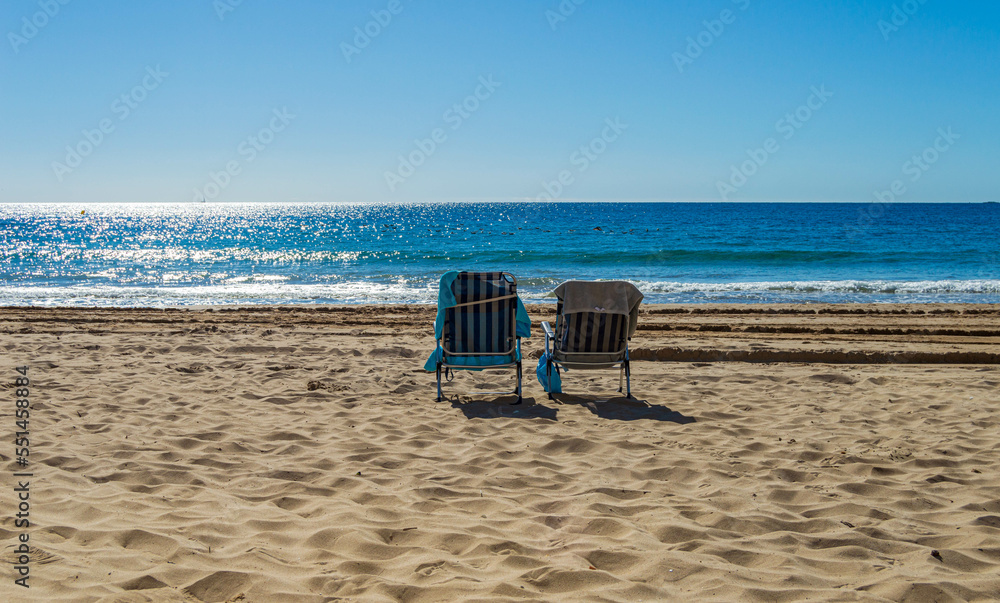 Precioso día soleado en la playa de Calpe, en la costa de Alicante con un día despejado y el mar Mediterráneo Precioso día soleado en la playa de Calpe, en la costa de Alicante con un día despejado y el mar Mediterráneo