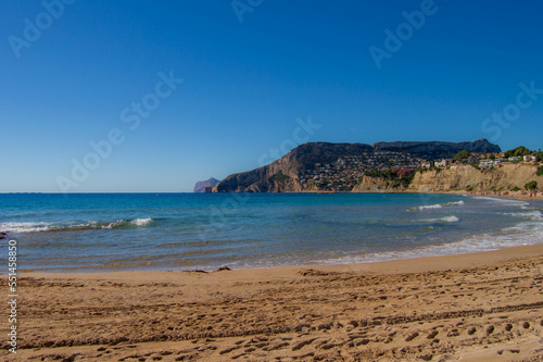 Precioso día soleado en la playa de Calpe, en la costa de Alicante con un día despejado y el mar Mediterráneo 