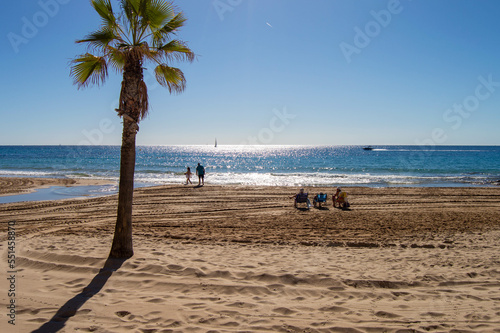 Precioso día soleado en la playa de Calpe, en la costa de Alicante con un día despejado y el mar Mediterráneo 