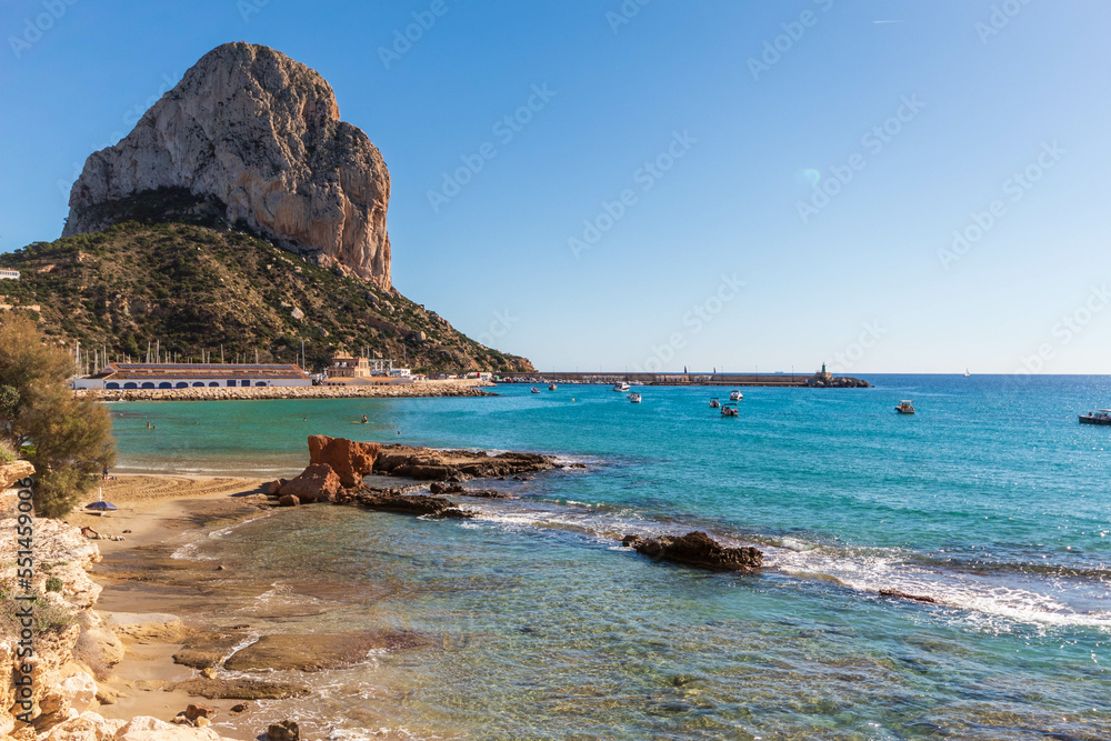 Precioso día soleado en la playa de Calpe, en la costa de Alicante  con un día despejado y el mar Mediterráneo 