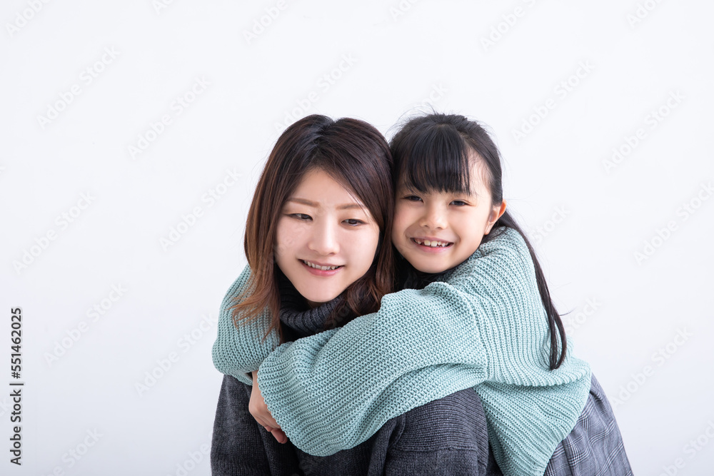 お母さんに抱きつく子供