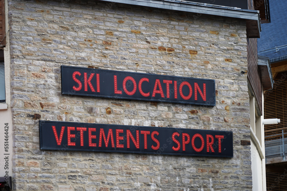 Obraz premium Enseigne lumineuse de location de ski et vêtements de sport dans une station de ski