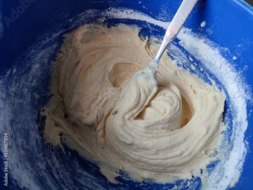 Rühren der Teigmasse beim Plätzchenbacken zur Weihnachtszeit