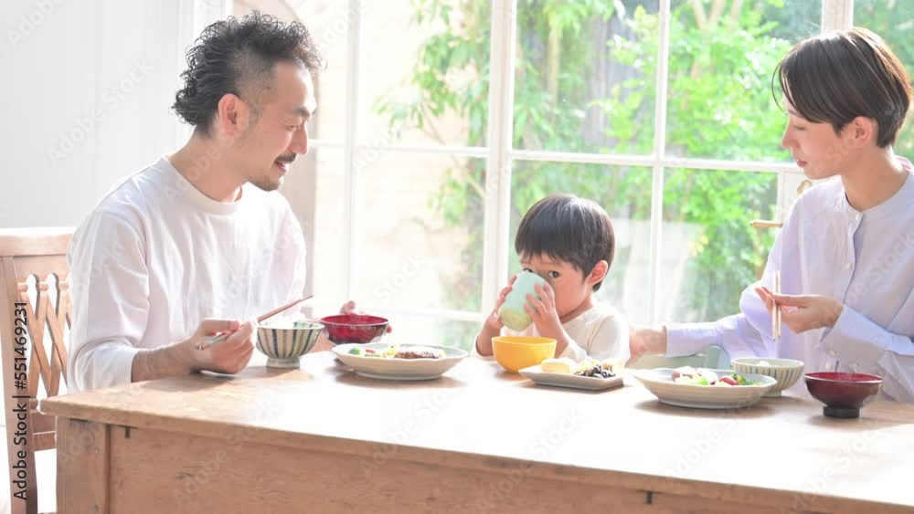 楽しい家族の食卓 口にいっぱいごはんをほおばる幼児 楽しい家族の食卓 口にいっぱいごはんをほおばる幼児