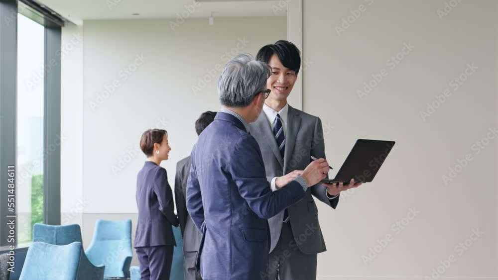 相談するエグゼクティブ男性とビジネスマン 相談するエグゼクティブ男性とビジネスマン