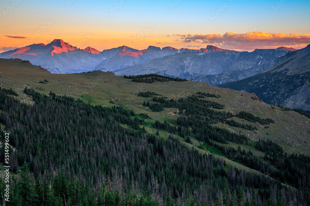 Obraz premium Twilight on Longs Peak and Rocky Mountain Range, Rocky Mountain National Park, Colorado