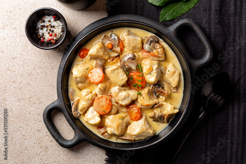 Fotografía Top view of Blanquette de poulet, is a French chicken stew with carrots, mushrooms, onion