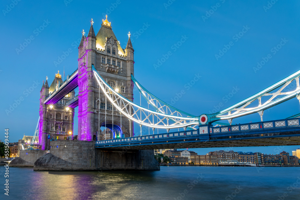 Obraz premium The Tower Bridge and the river Thames at night in London, UK