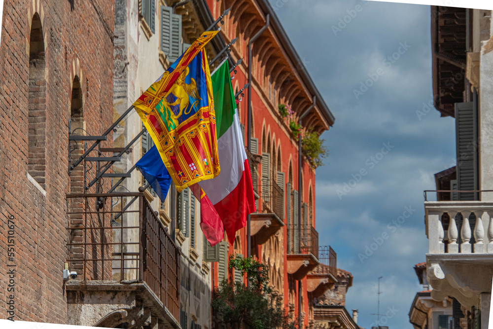 Fototapeta premium 3 Flaggen an einem alten Haus in Venedig