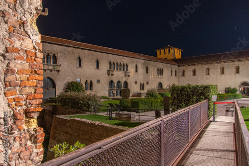 Hof vom Castelvecchio Museum in Verona in der Nacht