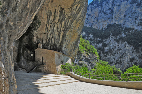 Принти на полотні La gola di Frasassi - Eremo Santuario di Santa Maria infra Saxa, Marche